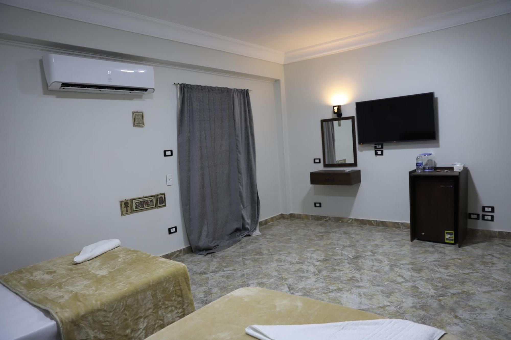 King Khufu Pyramids View Hotel Kafret el-Gabal Стая снимка
